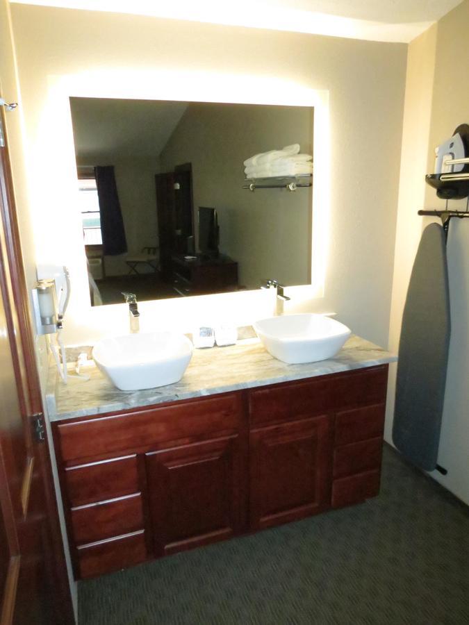 Edgewater Hotel And Suites Put-in-Bay Bagian luar foto