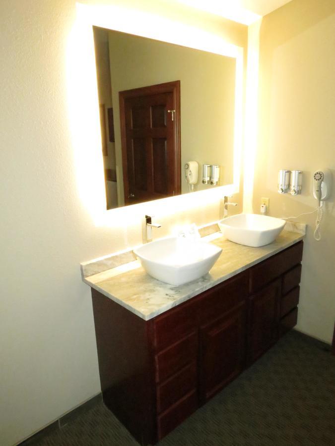 Edgewater Hotel And Suites Put-in-Bay Bagian luar foto
